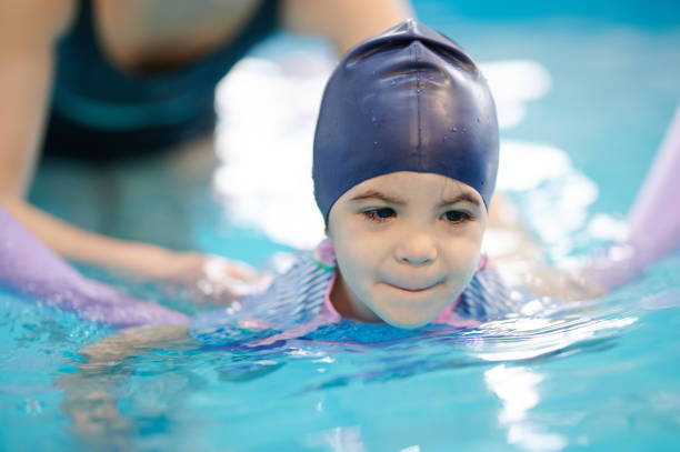 istock Child do smimming sport 1368906531