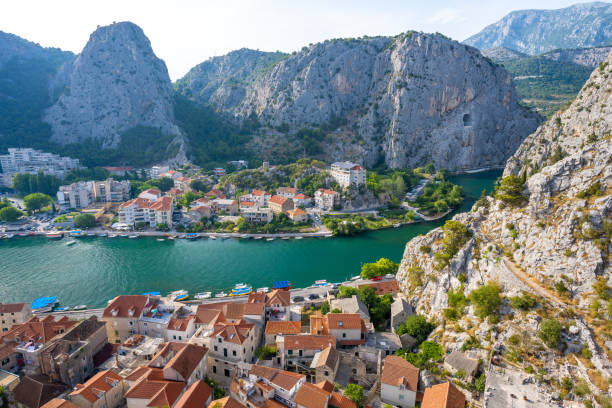 vista sobre a cidade de cetina river omis na região da dalmácia na croácia - split up - fotografias e filmes do acervo