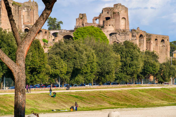 uma paisagem urbana da colina palatina e do parque circus maximus no centro de roma - rome ancient rome skyline ancient - fotografias e filmes do acervo