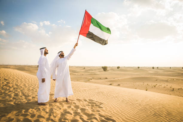 arabische männer in der wüste - nationalfeiertag stock-fotos und bilder