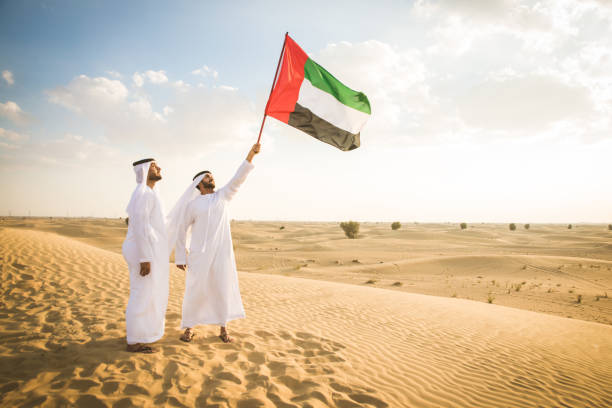 des hommes arabes dans le désert - émirats arabes unis photos et images de collection