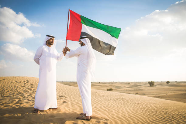 arabscy mężczyźni na pustyni - flag of the united arab emirates zdjęcia i obrazy z banku zdjęć