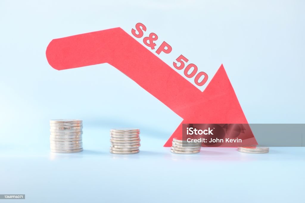 S&P 500 index in red downward arrow with decreasing stack of coins. Bearish run market in United States US stock market. Stock Market Data Stock Photo