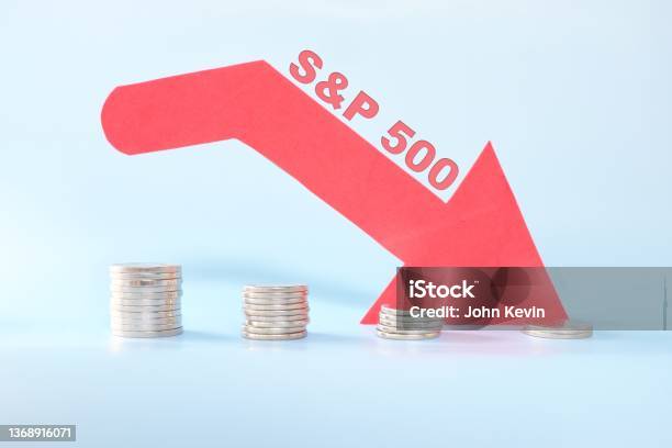 Sp 500 Index In Red Downward Arrow With Decreasing Stack Of Coins Bearish Run Market In United States Us Stock Market Stock Photo - Download Image Now