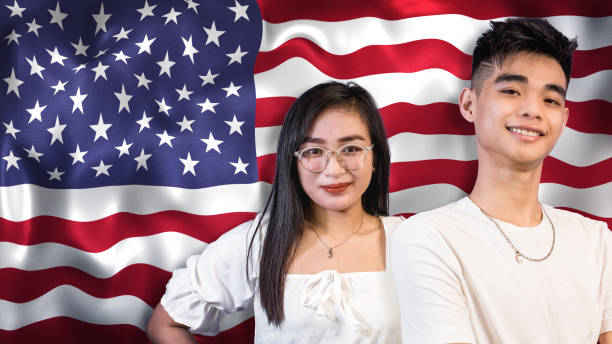 fiers et jeunes américains d’origine asiatique, âgés de 18 à 24 ans, avec le drapeau des états-unis en arrière-plan. - americanized photos et images de collection