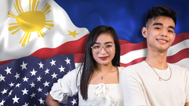 fiers et jeunes américains d’origine philippine, âgés de 18 à 24 ans, avec les drapeaux philippins et américains en arrière-plan. - americanized photos et images de collection
