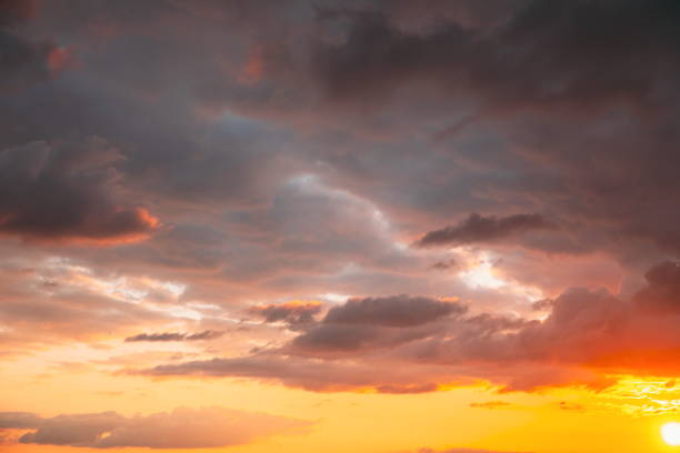5k 4k закат облачное небо с пушистыми облаками. закат неб�о естественный фон. драматическое небо. закат в желтых, оранжевых, розовых тонах. пере - sunset to night стоковые фото и изображения