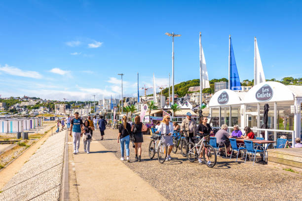 passerelle le long de la plage au havre, france. - le havre photos et images de collection