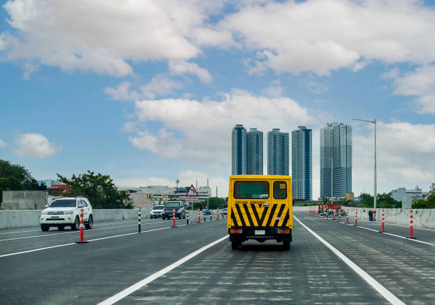 quezon city, metro manila, filipiny - widok kierowcy na skyway stage 3, podwyższoną drogę ekspresową. - bus speed transportation public utility zdjęcia i obrazy z banku zdjęć