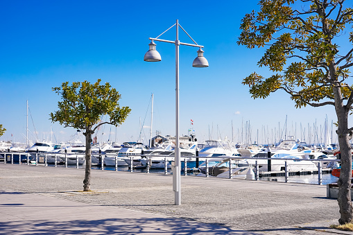 On a sunny day in February 2022, I drove to Mitsui Outlet Park Yokohama Bayside on the outskirts of Yokohama City.\nWhen I walked along the Yokohama Bayside Marina next to the outlet mall (shopping center), it was a pleasant afternoon with sunny sunlight and the sea breeze.