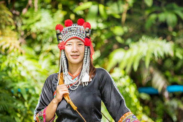 vêtements de la tribu montagnarde hmong. belle jeune dame asiatique akha tribu montagnarde en thaïlande. - hmong photos et images de collection