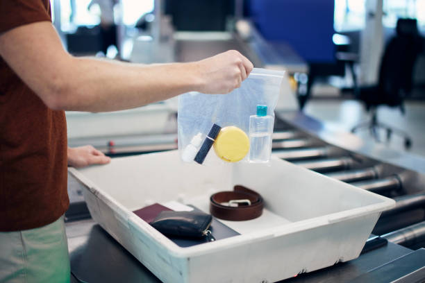 contrôle de sécurité à l’aéroport avant le vol - liquid photos et images de collection