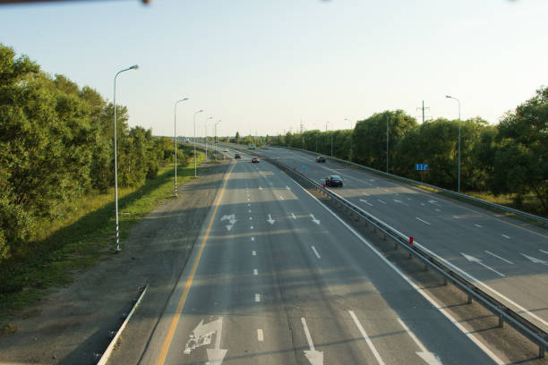 vista desde el puente a la autopista y coches que conducen a lo largo de él. la foto fue tomada en chelyabinsk, rusia. - 3655 fotografías e imágenes de stock