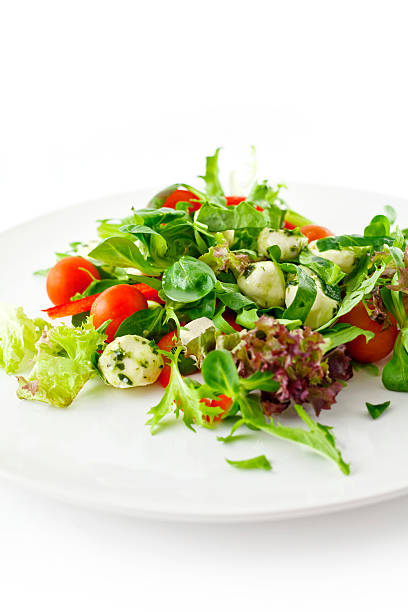 salade de tomates à la mozzarella - side salad tomato spinach lettuce photos et images de collection