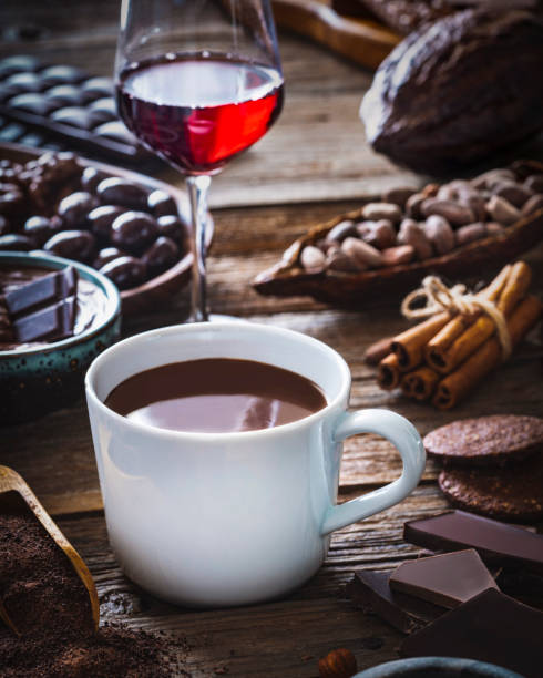 chocolat chaud et vin rouge avec du chocolat fondu en poudre de cacao sur bois - coffee alcohol wine chocolate photos et images de collection