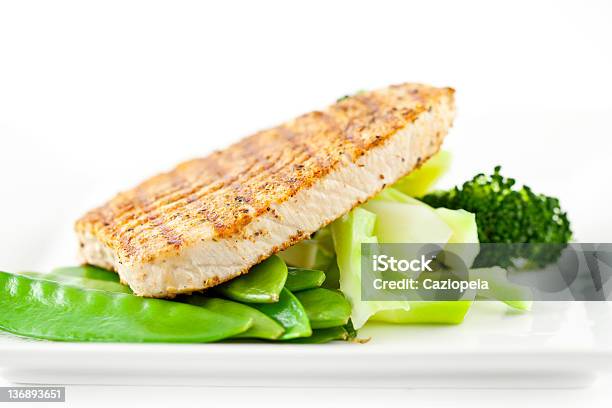 Atún Con Especias Cajún Foto de stock y más banco de imágenes de Alimento - Alimento, Atún - Pescado, Blanco - Color