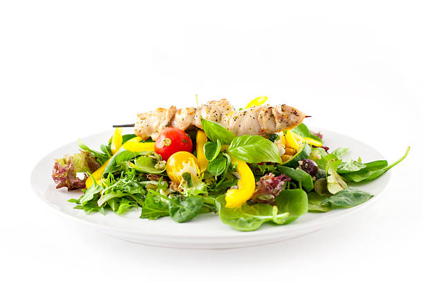 brochette de poulet avec salade - side salad tomato spinach lettuce photos et images de collection