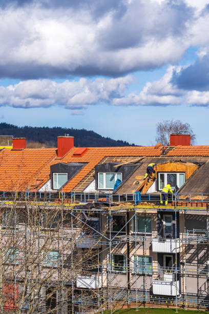 residential building with scaffolding and roofing work - timmerman dakkapel stockfoto's en -beelden