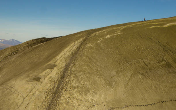 kuvapankkikuvat ja rojaltivapaat kuvat aiheesta juoksija jättää polun hiekkavuoren yli villa pehueniassa, neuquénissa, argentiinassa - sand mountain