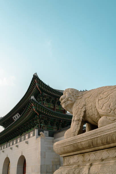 gwanghwamun porte du palais gyeongbokgung à séoul (corée) - gyeongbokgung palace stone palace monument photos et images de collection