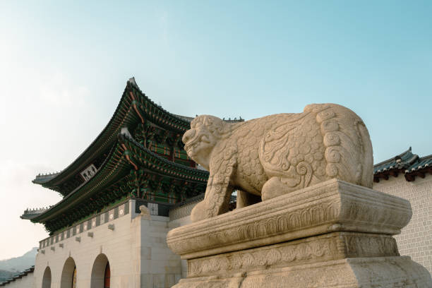 puerta gwanghwamun gyeongbokgung palacio en seúl, corea - gyeongbokgung palace stone palace monument fotografías e imágenes de stock