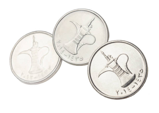 monedas de los emiratos árabes unidos aisladas sobre fondo blanco. - moroccan currency fotografías e imágenes de stock