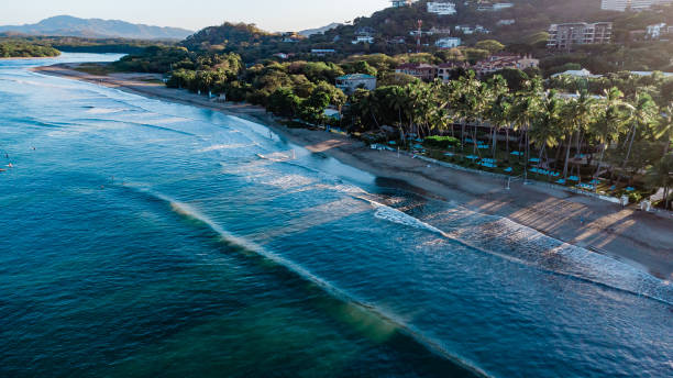 drone girato all'alba sulla spiaggia di tamarindo, costa rica - tamarindo foto e immagini stock