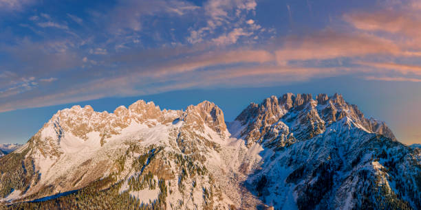 牧歌的な高山風景の日の出, ワイルダーカイザー, オーストリア, チロル - カイザー山脈, xxxlパノラマ - アルペングロー ストックフォトと画像