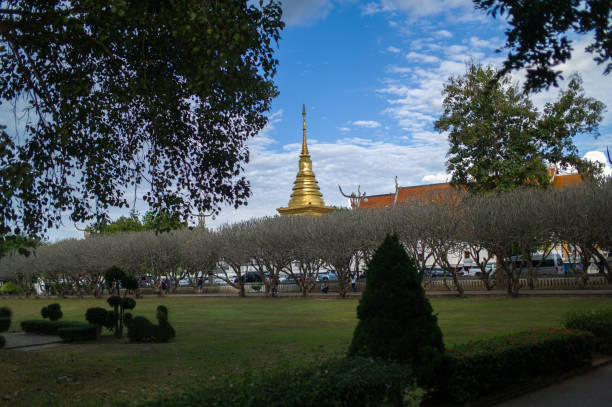goldene pagode im thailändischen tempel - wat phumin stock-fotos und bilder