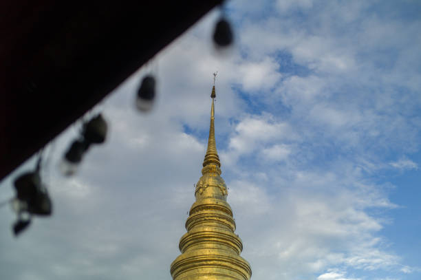 goldene pagode im thailändischen tempel - wat phumin stock-fotos und bilder