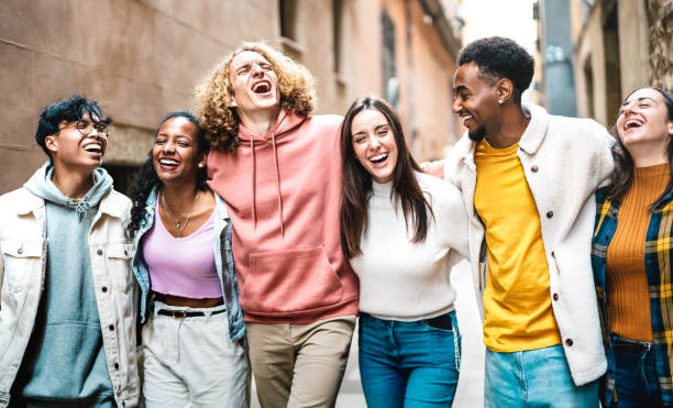 lifestyle-konzept mit vielen freunden, die zusammen in der altstadt spazieren gehen - glückliche jungs und mädchen, die spaß in den straßen von barcelona haben - universitätsstudenten im reiseurlaub - heller lebendiger filter - teenager city life laughing group of people stock-fotos und bilder