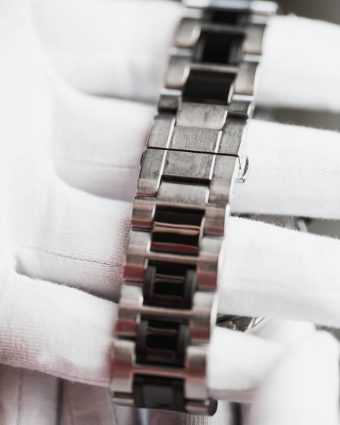 loquet sur le bracelet de montre en métal - watch strap photos et images de collection