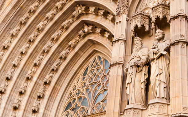 heiligenstatuen an der eingangswand von holly cross und saint eulalia barcelona cathedral, spanien - church religion spirituality holly stock-fotos und bilder