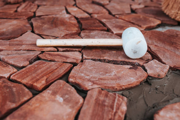 mazo de goma sobre baldosas de piedra - rubber mallet fotografías e imágenes de stock