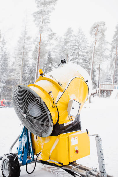 potente cañón de nieve amarillo en las montañas para crear nieve artificial - mountain winter season machine snow making machine fotografías e imágenes de stock