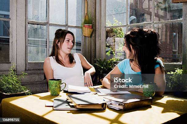 Universität Studenten Zu Homeworks Stockfoto und mehr Bilder von Bildung - Bildung, Zusammenarbeit, Akademisches Lernen