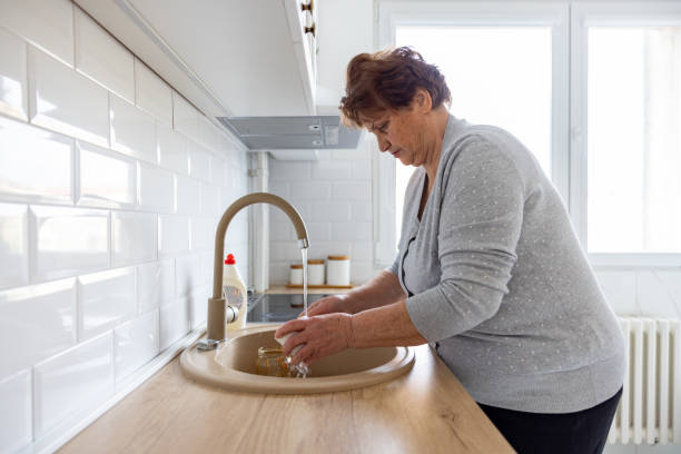 istock Senior woman washing dishes 1368988441