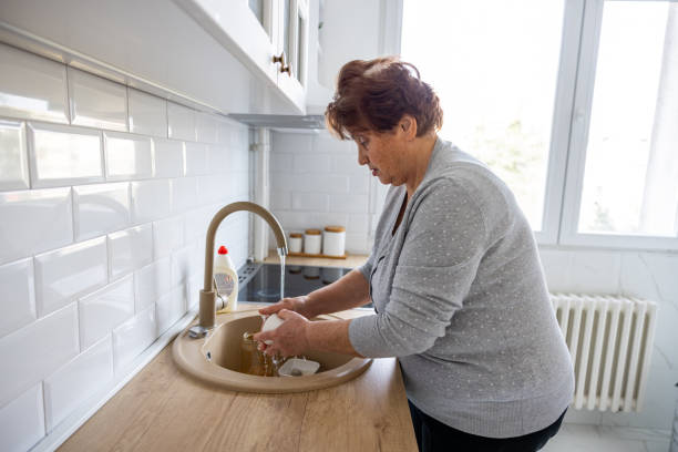 istock Senior woman washing dishes 1368989444