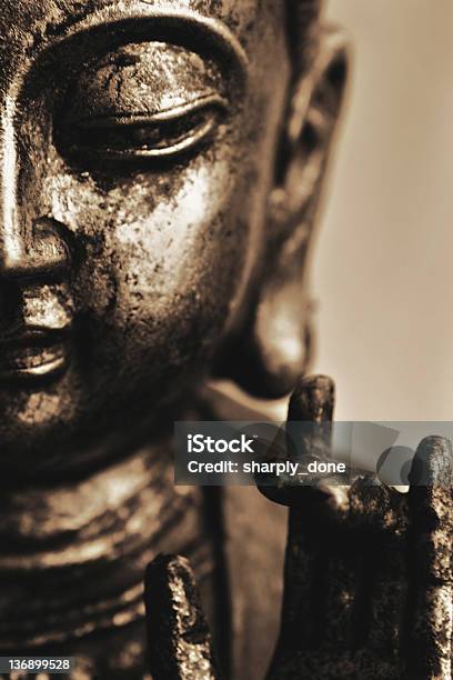 Buda Closeup De Sorrir - Fotografias de stock e mais imagens de Buda - Buda, Budismo, Nirvana - Budismo