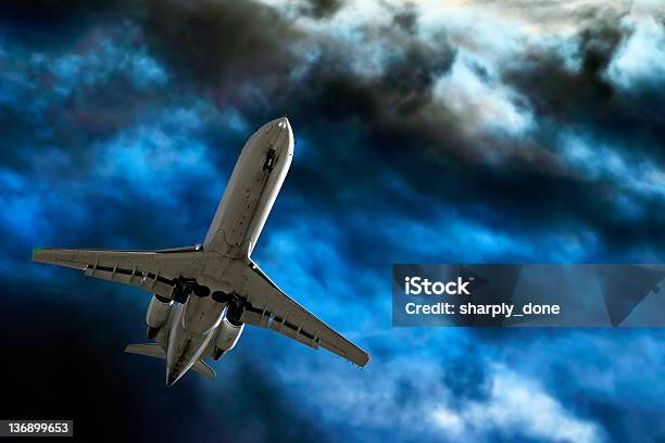 Corporate Jet Aereo Atterraggio In Tempesta - Fotografie stock e altre immagini di Aeroplano - Aeroplano, Temporale, Cumulonembo