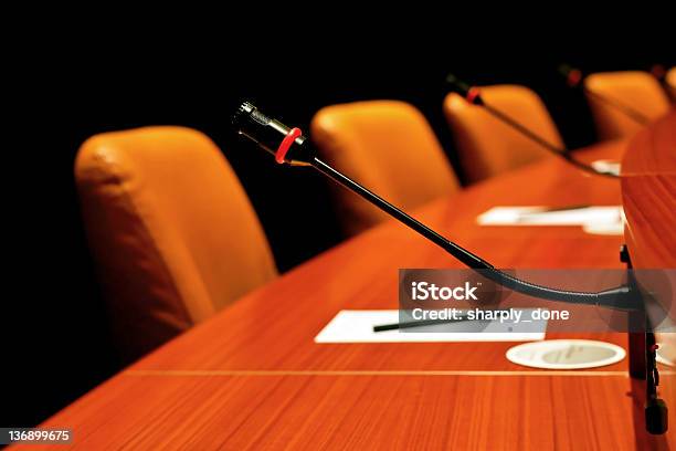 Runde Konferenztisch Stockfoto und mehr Bilder von Podiumsdiskussion - Podiumsdiskussion, Hauptversammlung, Mikrofon