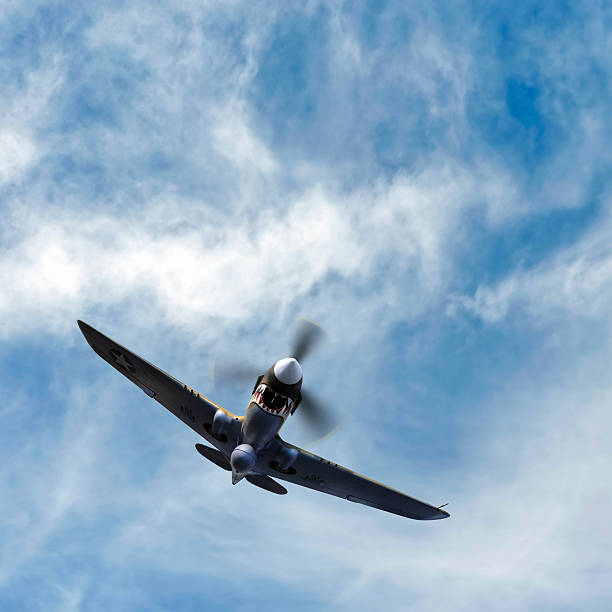 hélice de chasse avion volant dans le ciel nuageux - strafing photos et images de collection