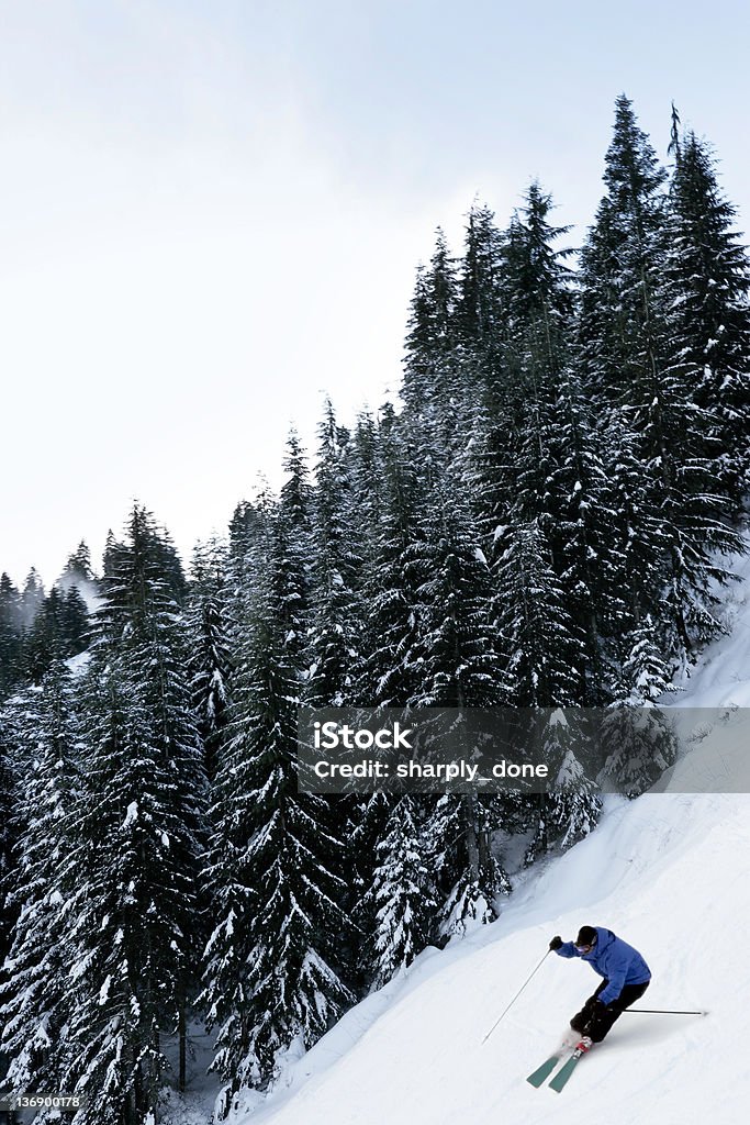 Человек, катающийся на лыжах с крутого Трейл - Стоковые фото Возвышенность роялти-фри