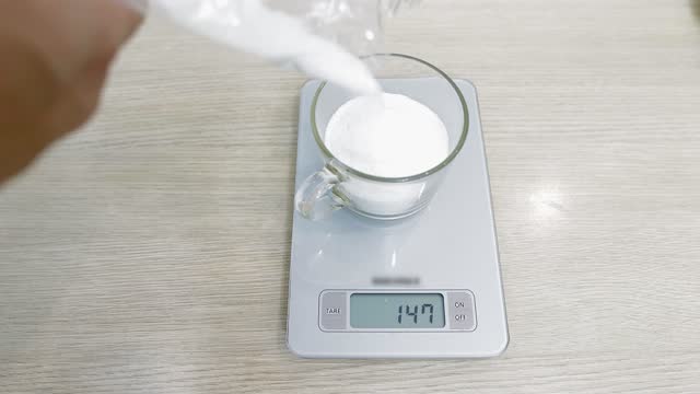 https://media.istockphoto.com/id/1369004959/video/pour-sugar-into-a-clear-glass-tumbler-and-weighs-160-grams-on-a-kitchen-scale.jpg?s=640x640&k=20&c=JiKLCt1Oz_jArJf30M9EgVN832FrUGO4YPVvj7f8Byk=