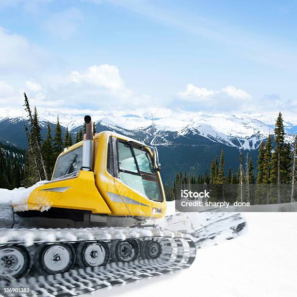 Foto de Ggg Snowcat e mais fotos de stock de Removedor de Neve - Snow Mobile - Removedor de Neve - Snow Mobile, Whistler, Amarelo