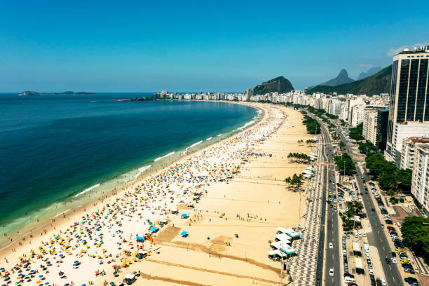 rio de janeiro, spiaggia di copacabana, brasile. - downtown district brazil rio de janeiro travel destinations foto e immagini stock