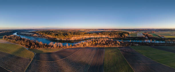 ebing, inn river, drone panorama, stadt waldkraiburg - prallhang, heisting, mühldorf am inn, oberbayern, bayern, germania - in der stadt foto e immagini stock