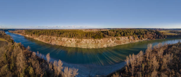 ebing, inn river, drone panorama, stadt waldkraiburg - prallhang, heisting, mühldorf am inn, oberbayern, bayern, germania - in der stadt foto e immagini stock