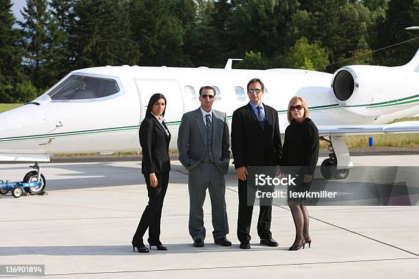 Business Persone Con Aereo Aziendale - Fotografie stock e altre immagini di Aeroplano - Aeroplano, Businessman, Lusso