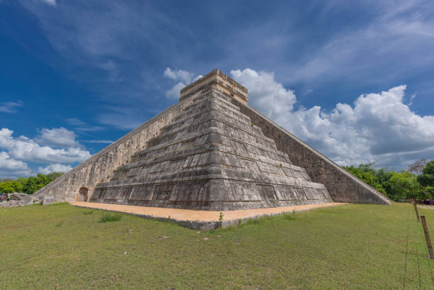 Temple of Kukulcán in Chichen Itza La Pirámide, known as the Temple of Kukulcán (or also just as Kukulcán), is a Mesoamerican step-pyramid that dominates the center of the Chichen Itza archaeological site in the Mexican state of Yucatán olmec head stock pictures, royalty-free photos & images